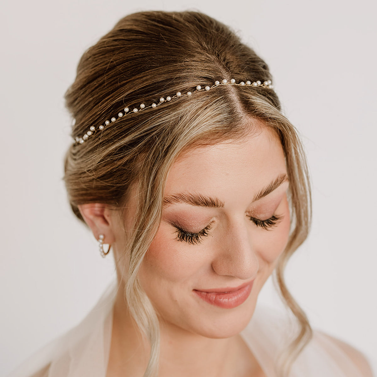 Braut Headpiece Basic I in Gold mit kleinen, veganen Perlen, am Model getragen