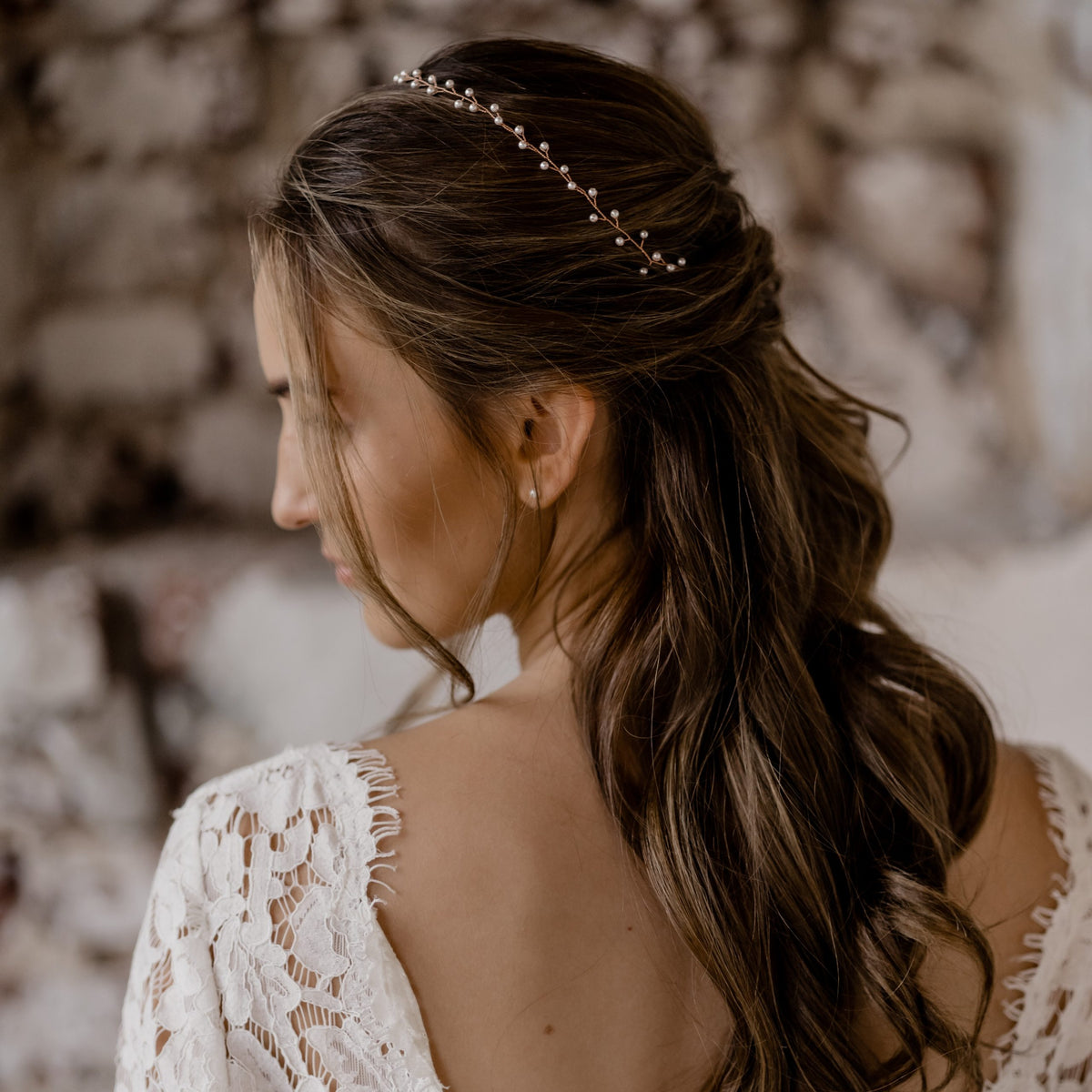 Braut Headpiece Basic I in Gold mit kleinen, veganen Perlen, am Model getragen im halboffenen Haar