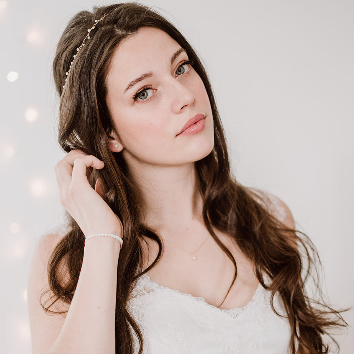 Braut Headpiece Basic I in Gold mit kleinen, veganen Perlen, am Model getragen