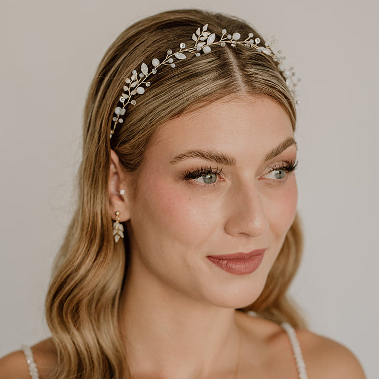 Florales Braut Headpiece Lana in Gold mit ivoryfarbenen Blättern, Kristallen und Kristallperlen, am Model getragen