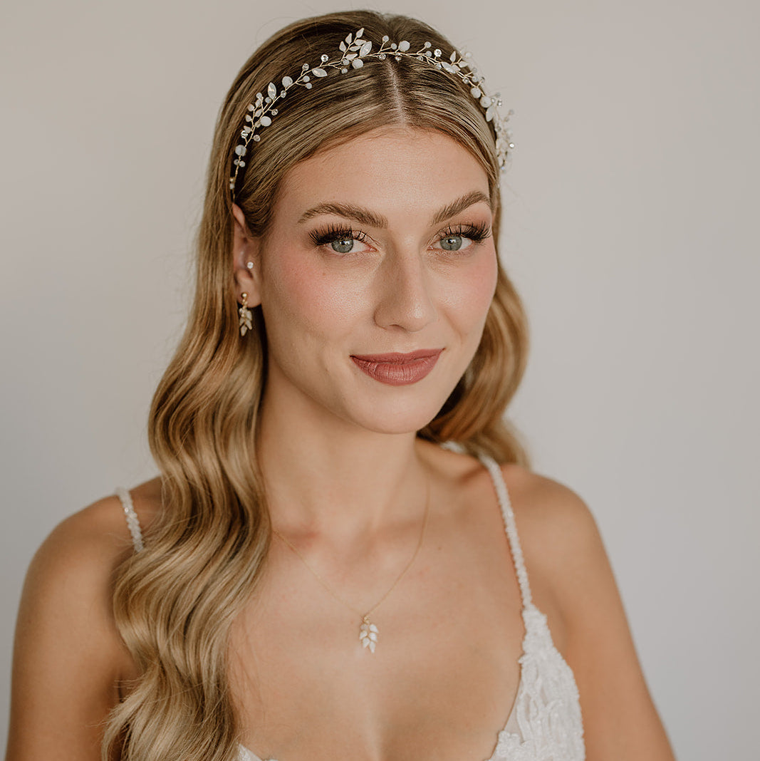 Wunderschöner Braut Headpiece Lana in Gold mit ivoryfarbenen Blättern und Kristallen, von einer Braut getragen
