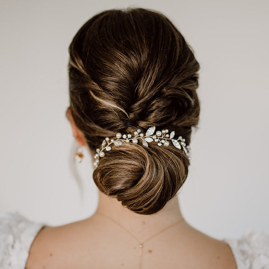 Braut Headpiece Luise in Gold mit Perlen und Kristallen, am Model getragen