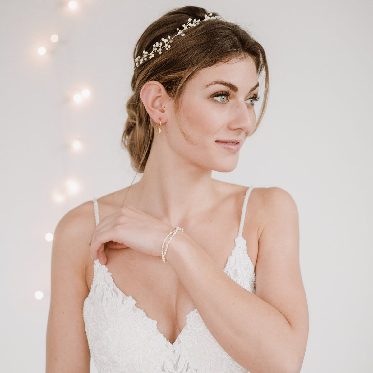 Braut Headpiece Susi in Gold mit kleinen veganen Perlen, Kristallperlen und echten Süßwasserperlen und passenden Armbändern Linnea, getragen in einer halboffenen Frisur
