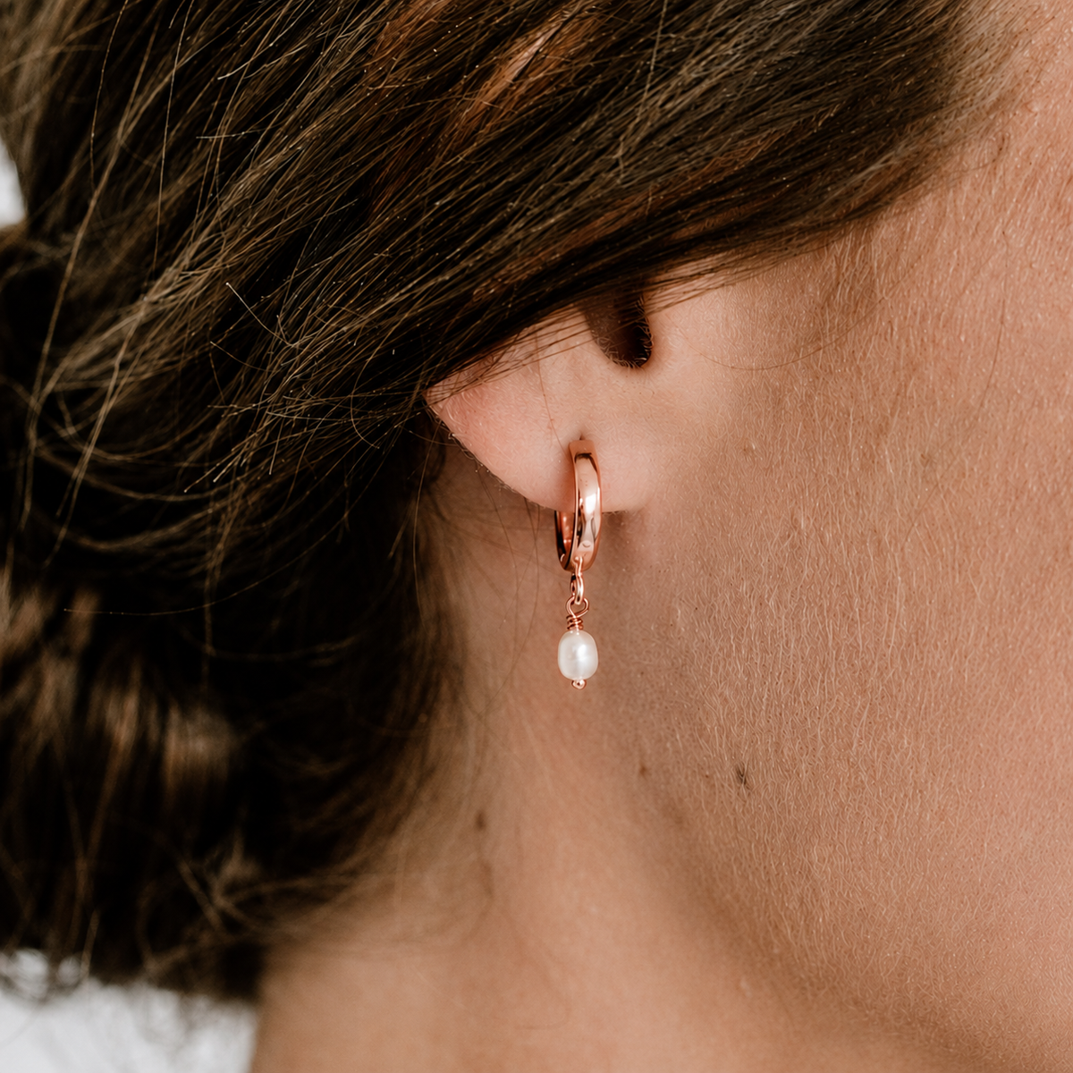 Braut Creolen Amelie aus 925 Sterlingsilber 18K rosévergoldet mit echten Süßwasserperlen, am Model getragen in Nahaufnahme