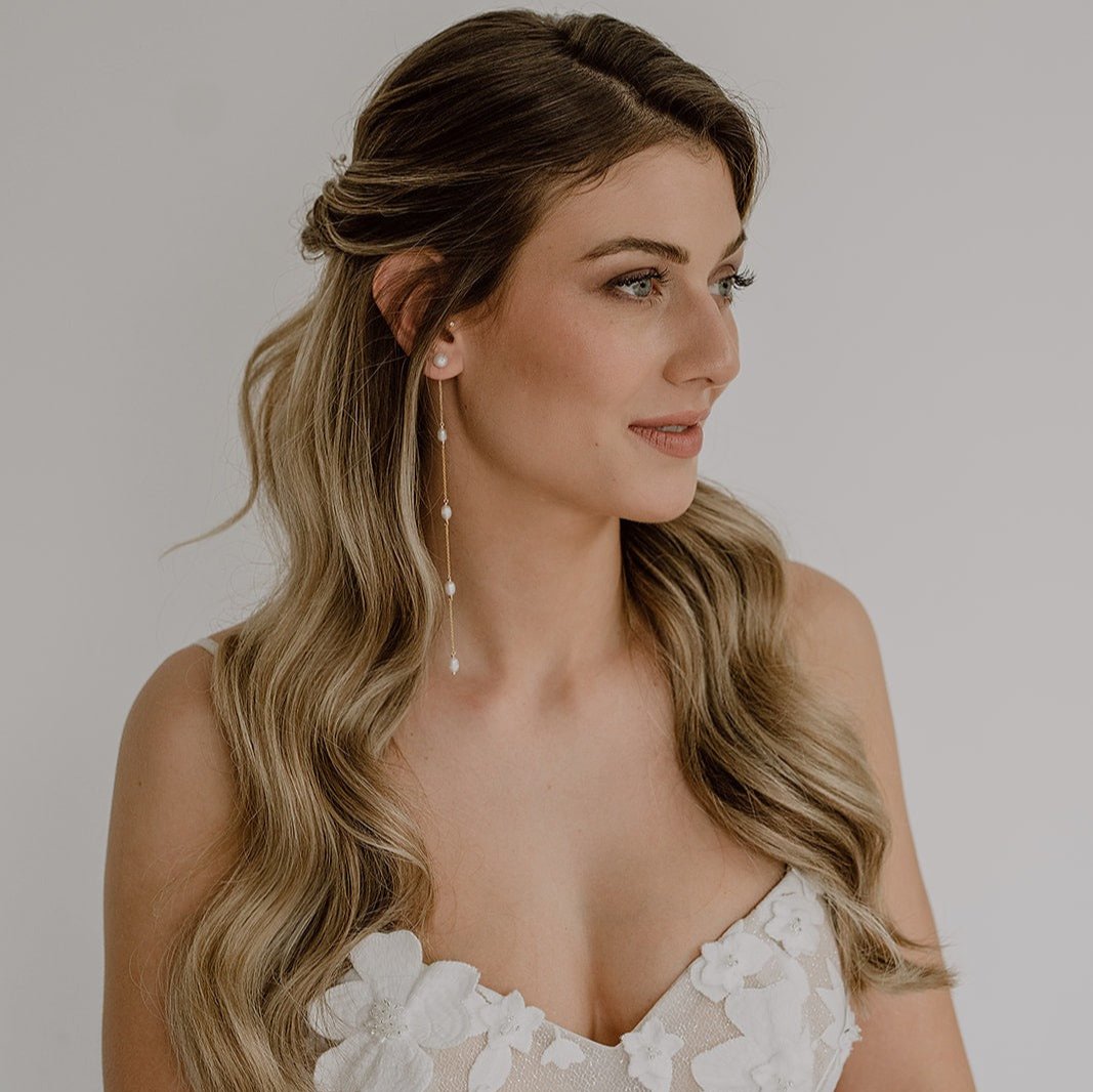 Braut Ohrringe Maeve lang aus 925 Sterlingsilber, Perlenstecker mit Süßwasserperlen und zarten Kettchen, am Model getragen