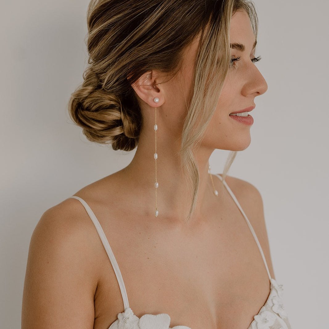 Braut Ohrringe Maeve lang aus 925 Sterlingsilber, Perlenstecker mit Süßwasserperlen und zarten Kettchen, am Model getragen in Nahaufnahme