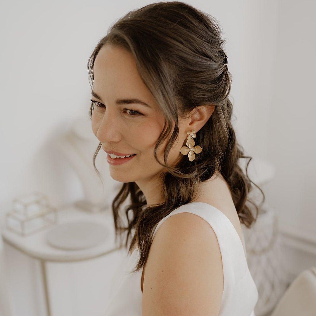 Statement Ohrringe Vika, eine große Blüte hängt an einem kleinen Blütenstecker mit veganen Perlen in 925 Sterlingsilber 18 K vergoldet, am Model