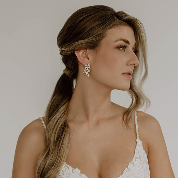 Braut Ohrringe Annelie aus 925 Sterlingsilber 18K vergoldet mit Blüten und Kristallen, getragen von einem Model