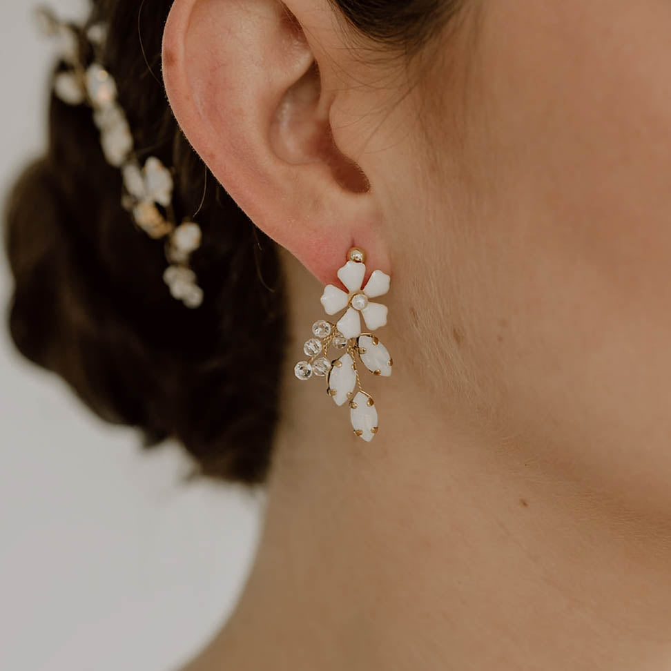 Braut Ohrringe Annelie aus 925 Sterlingsilber 18K vergoldet mit Blüten und Kristallen, Nahaufnahme am Ohr