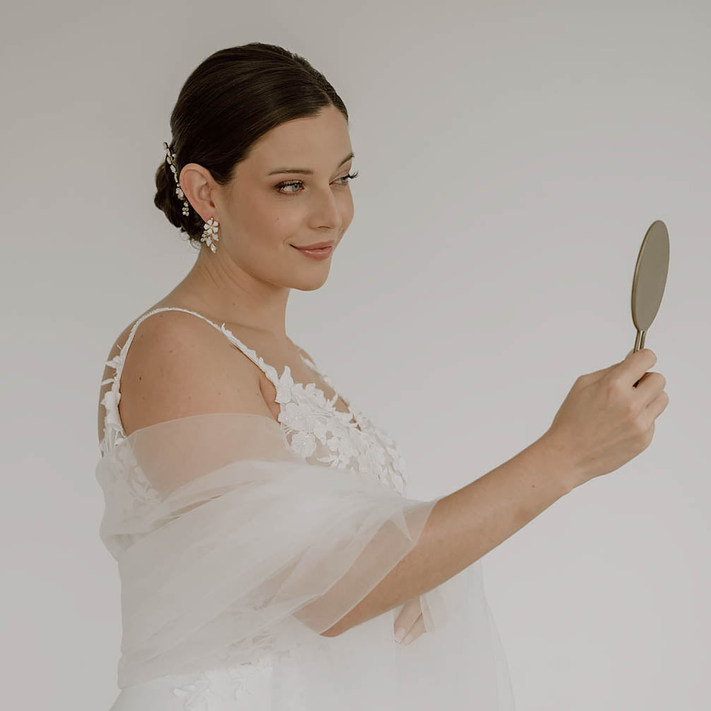 Braut Ohrringe Annelie aus 925 Sterlingsilber 18K vergoldet mit Blüten und Kristallen, getragen von einem Model