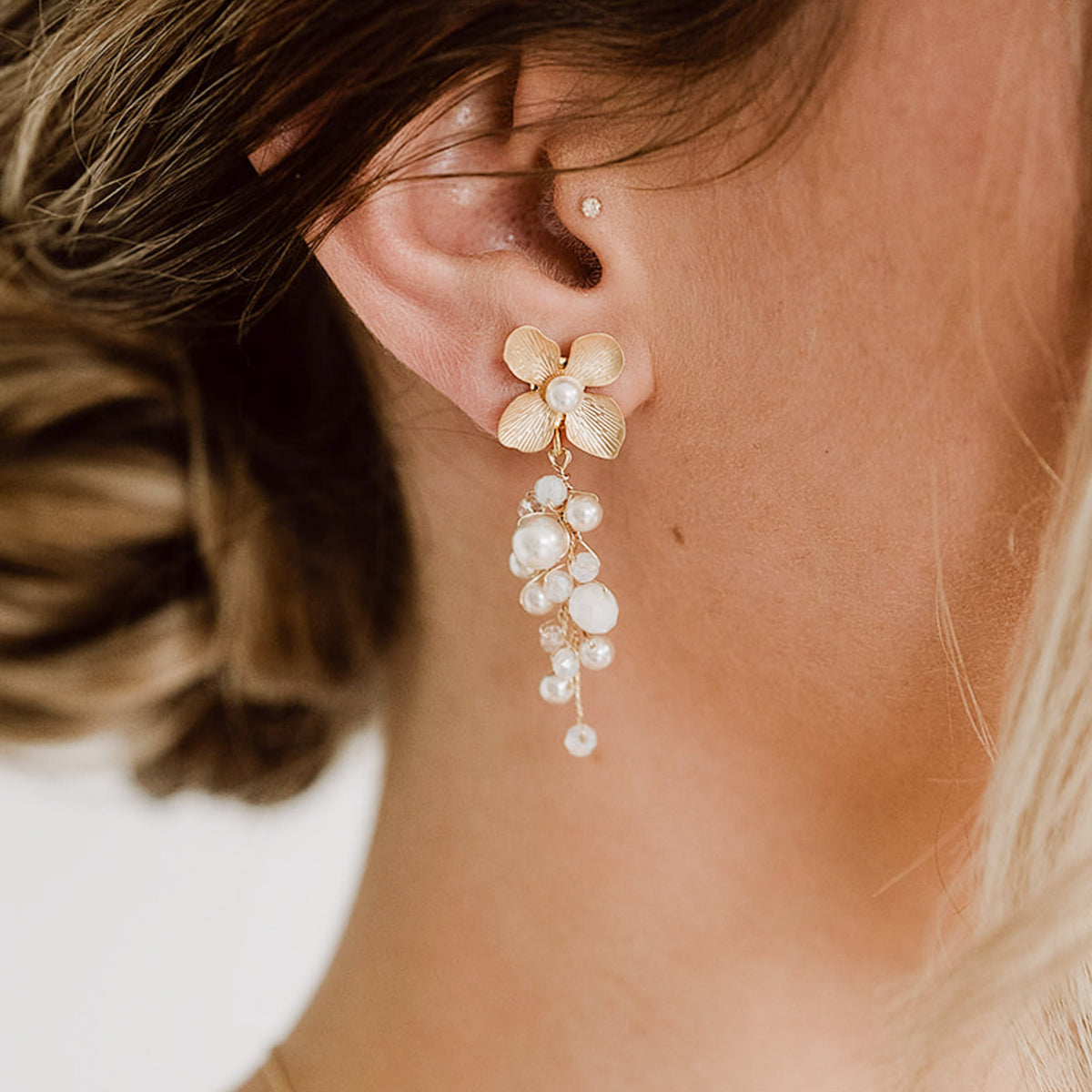 Brautohrringe Babsi aus 925 Sterlingsilber 18K vergoldet mit floralen Blüten und veganen Perlen, am Model getragen