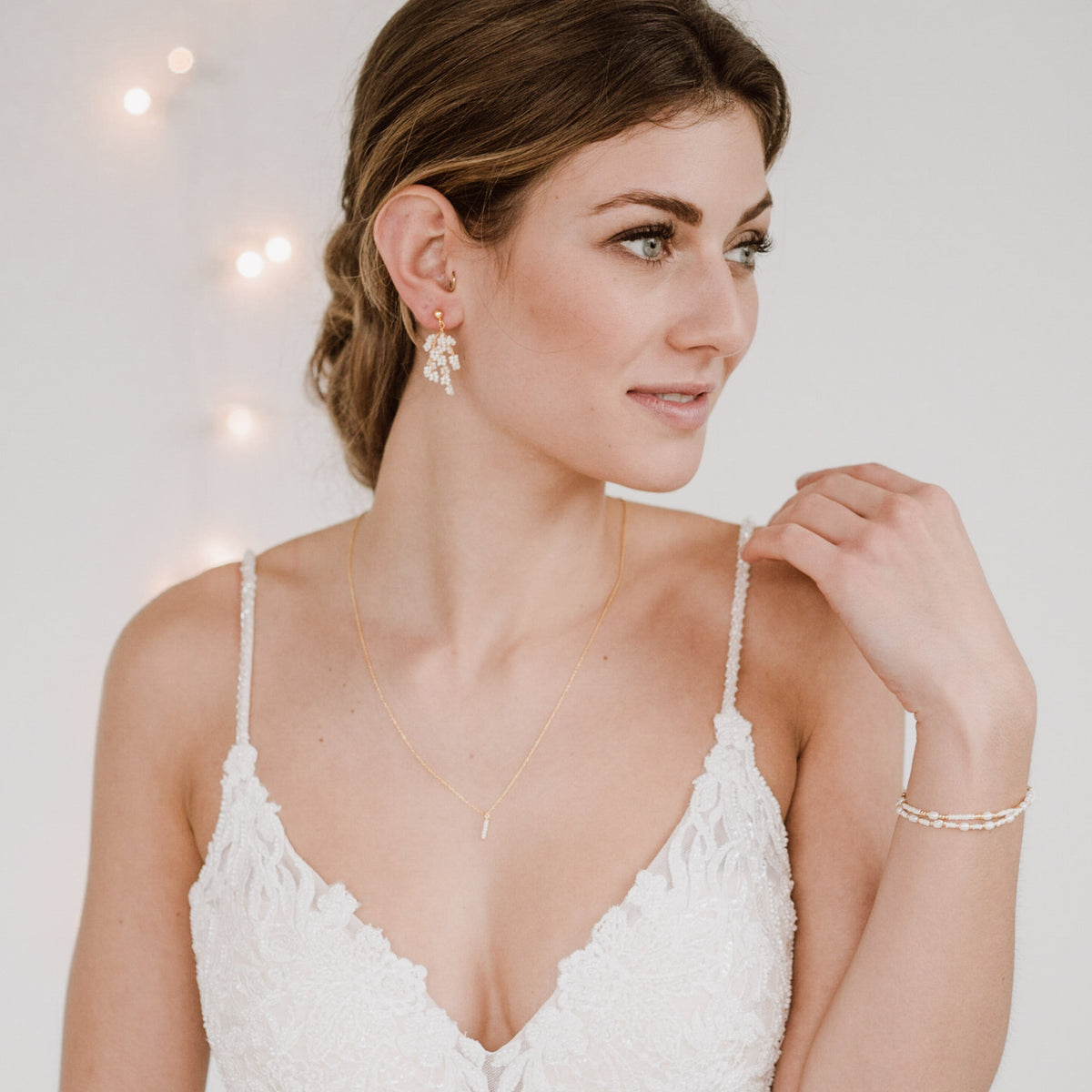 2er Set Brautarmband Linnea aus 925 Sterlingsilber 18K vergoldet mit kleinen echten und veganen Perlen mit passenden Braut Ohrringen Belina und Braut Halskette Belina, getragen vom Model