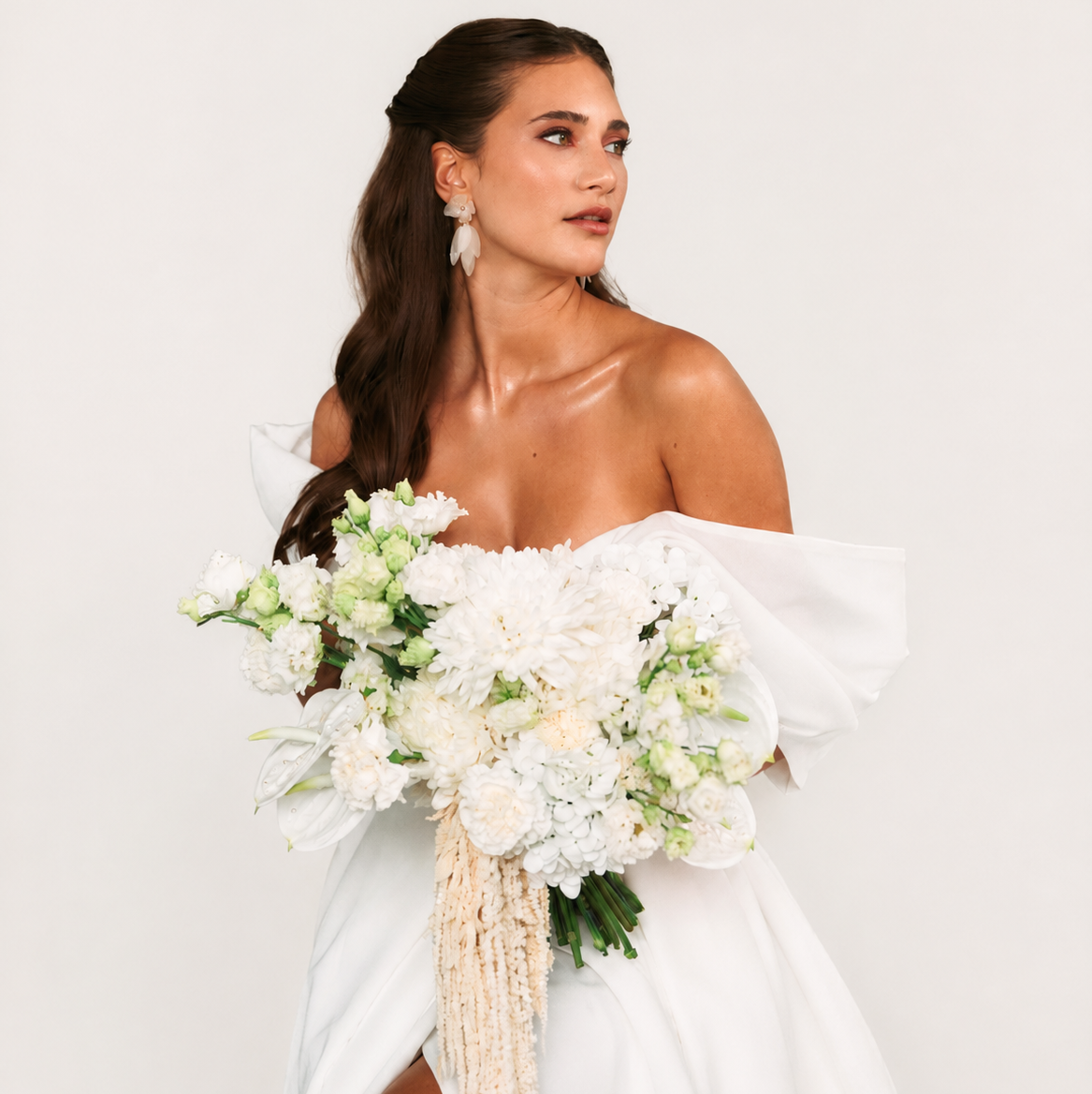 Statement Brautohrringe Chiara mit weißen Blüten aus biobasiertem, nachhaltigen Material, aus 925 Sterlingsilber 18K vergoldet, am Model getragen