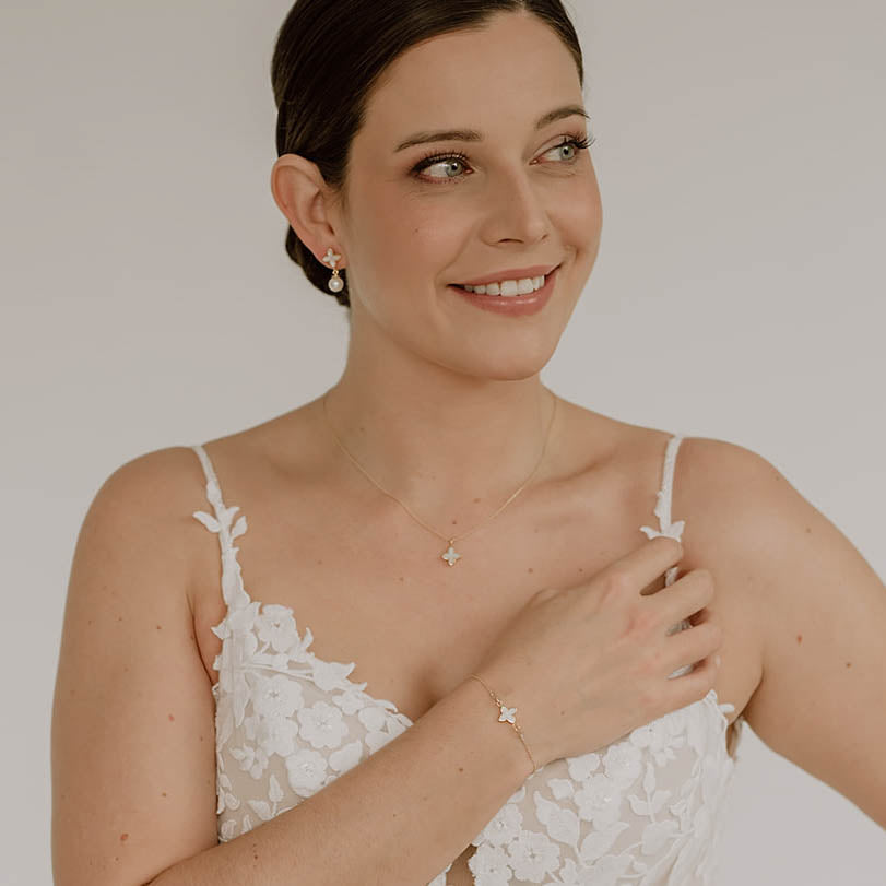 Brautarmband Daisy aus 925 Sterlingsilber 18K vergoldet mit kleiner perlmuttfarbener Blüte mit passenden Braut Ohrringen Daisy und Braut Halskette Daisy, am Model getragen
