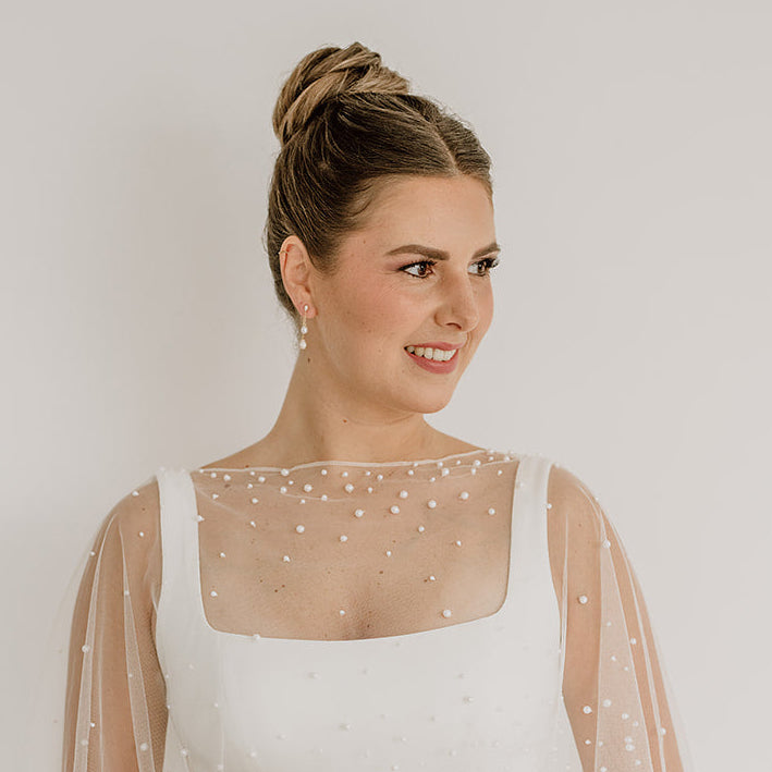 Brautohrringe Elaine aus 925 Sterlingsilber 18K vergoldet mit echter Süßwasserperle und einem Tropfen besetzt mit Zirkonia Kristallen an einem feinen Kettchen, am Model getragen