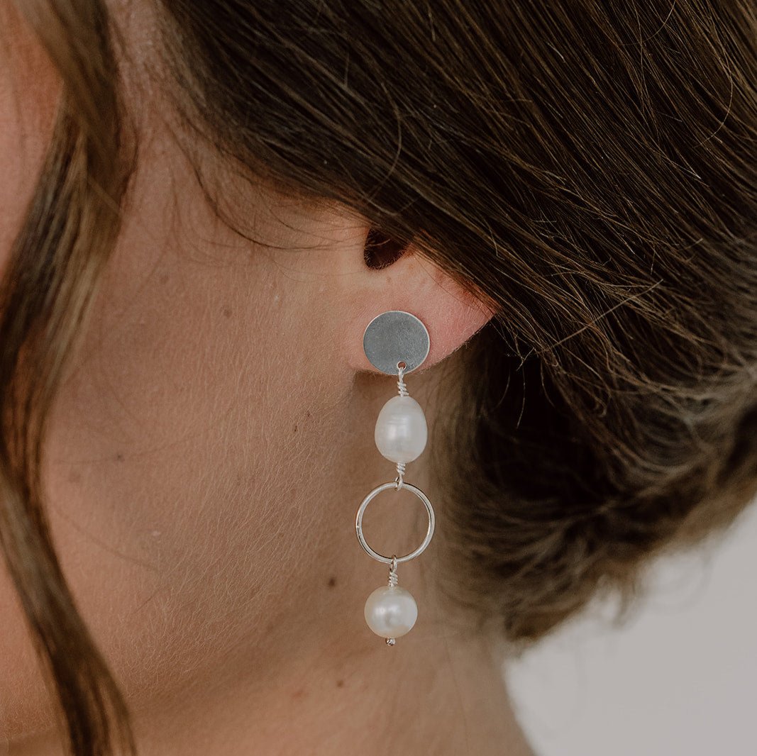 Braut Ohrringe Eve aus 925 Sterlingsilber hängend mit Süßwasserperlen, am Model getragen