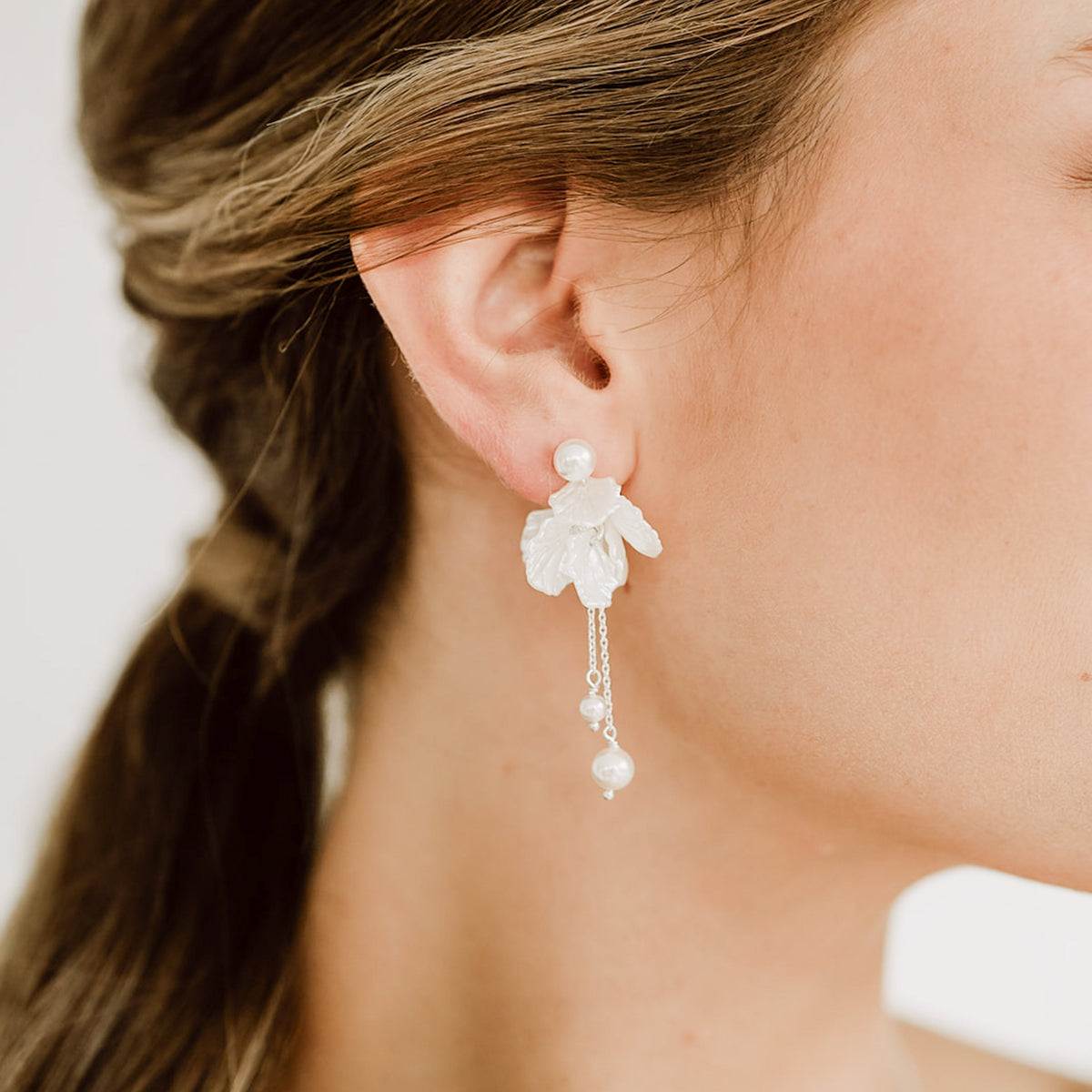 Brautohrringe Faye in Silber – 925 Sterlingsilber mit Blättern und veganer Perle, am Model getragen