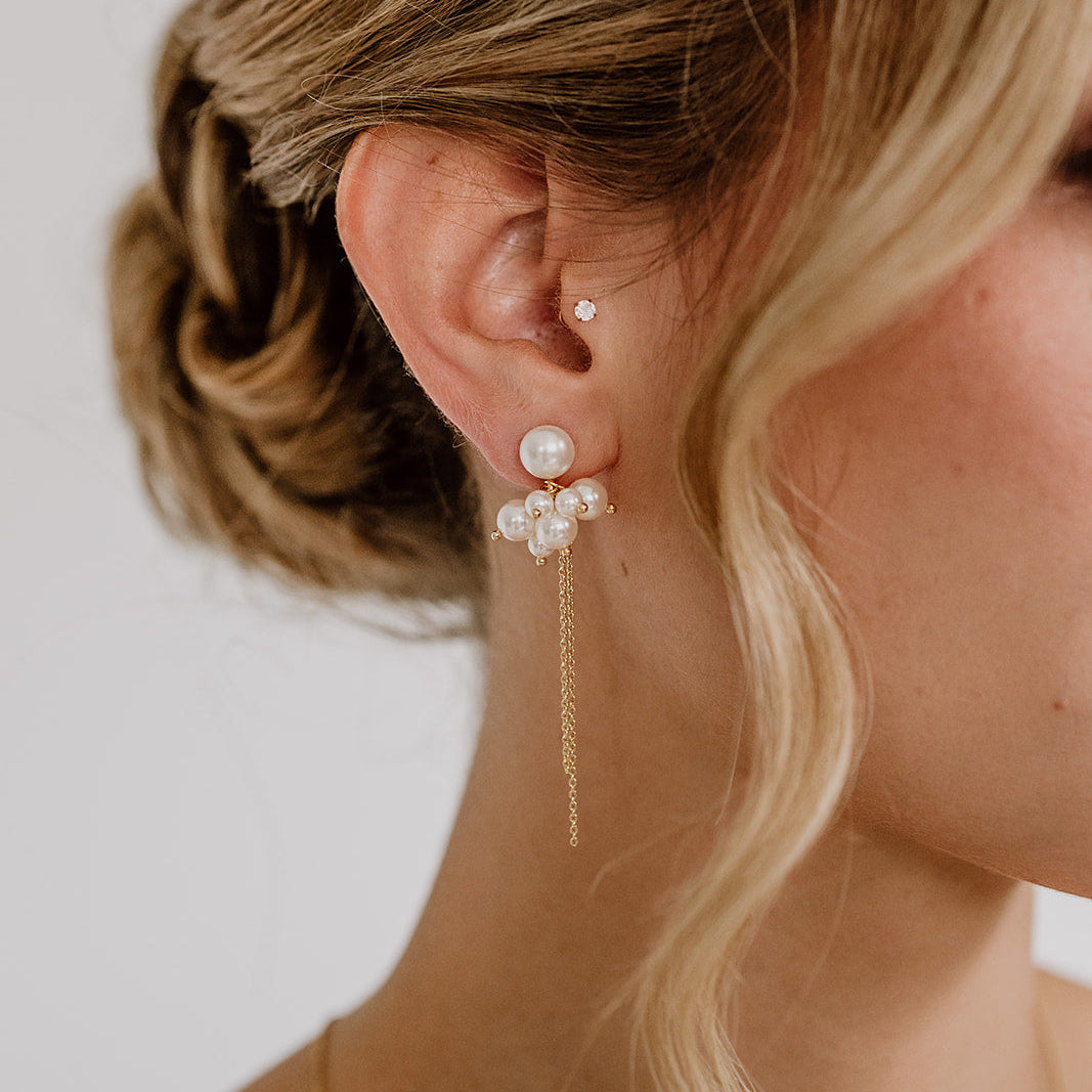 Statement Brautohrringe Jess aus 925 Sterlingsilber 18K vergoldet mit veganen Perlen und feinem Kettchen, am Model getragen