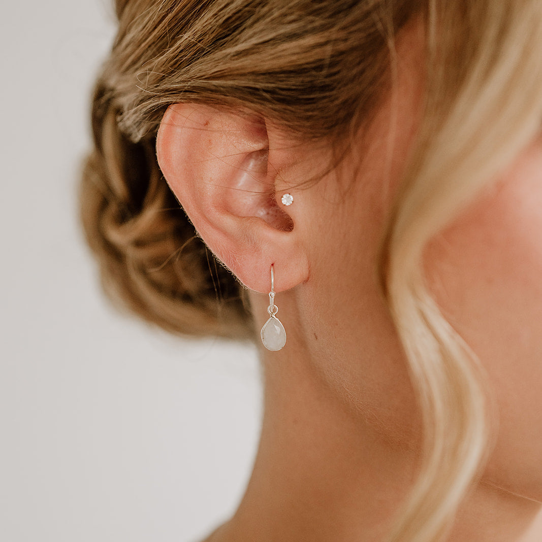 Braut Ohrringe Juna aus 925 Sterlingsilber mit tropfenförmigem Mondstein, am Model getragen in Nahaufnahme