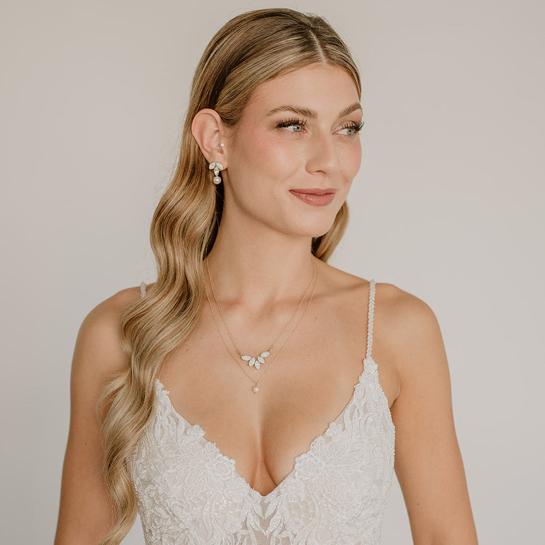 Brautohrringe Katy aus 925 Sterlingsilber 18K vergoldet mit white opal und crystal Kristallen in Blattform und veganer Perle, am Model getragen mit Halskette Katy und Halskette Perla