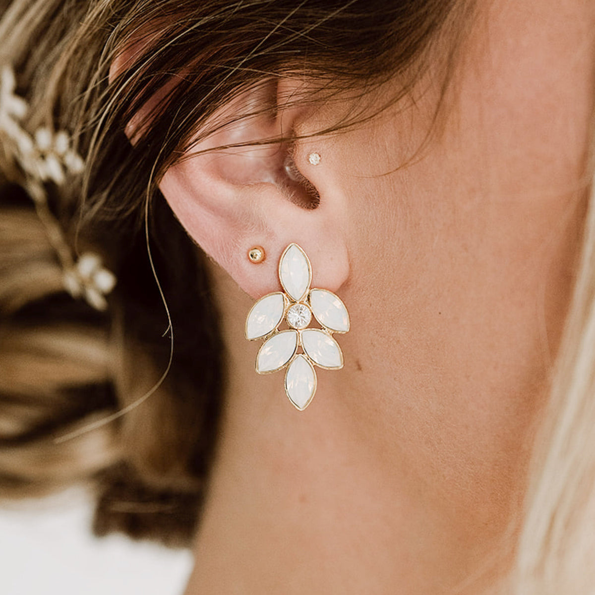 Statement Brautohrringe Lisbeth aus 925 Sterlingsilber 18K vergoldet mit funkelnden white opal Kristallen, am Model getragen in Nahaufnahme