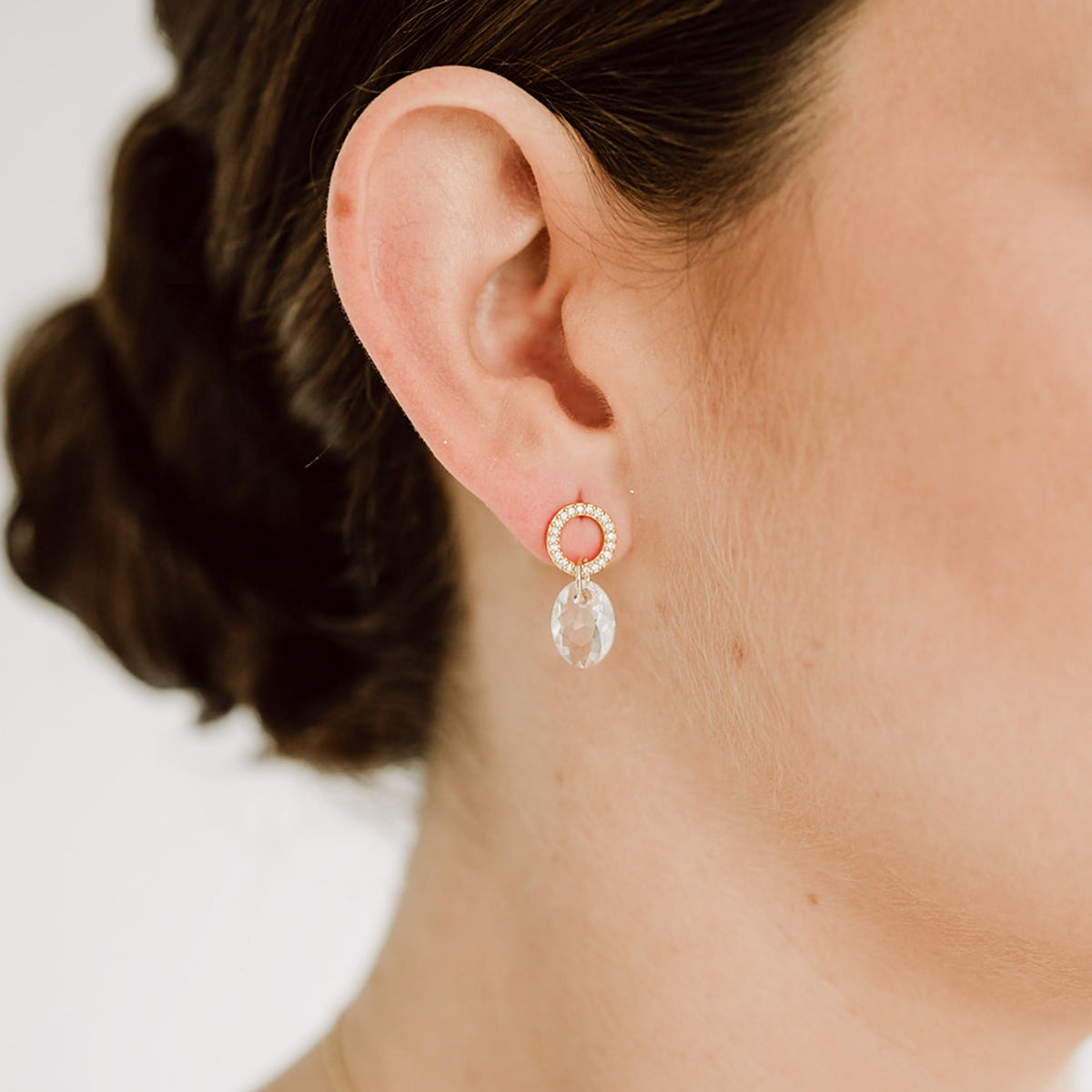 Hängender Braut Ohrring Mimi aus 925 Sterlingsilber 18K vergoldet mit Zirkonia Kristallen und facettiertem Kristall, am Model getragen in Nahaufnahme