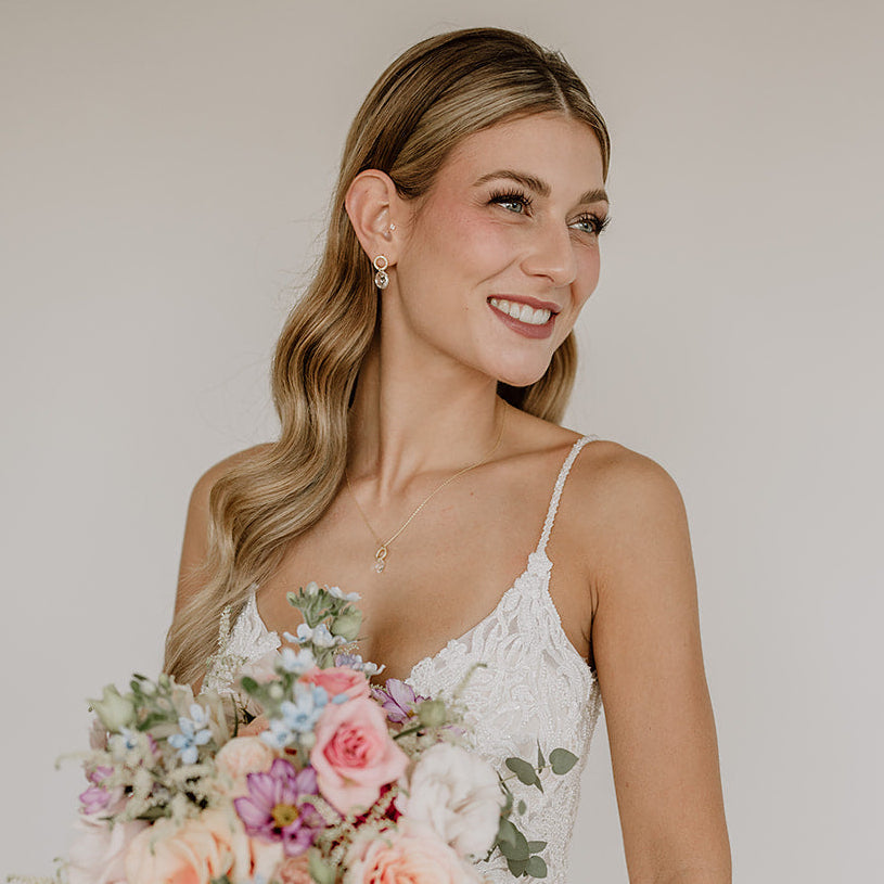 Hängender Braut Ohrring Mimi aus 925 Sterlingsilber 18 K vergoldet mit Zirkonia Kristallen und facettiertem Kristall, am Model getragen mit passender Halskette