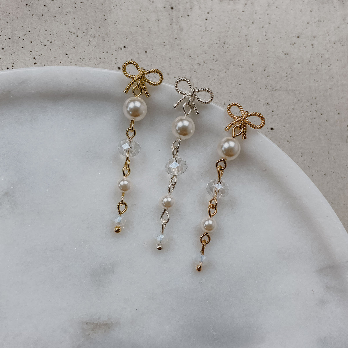 Brautohrringe Pauli mit Schleife mit darunter hängend Kristallperlen und veganer Perle, im Vergleich Gold, Silber, Rosé