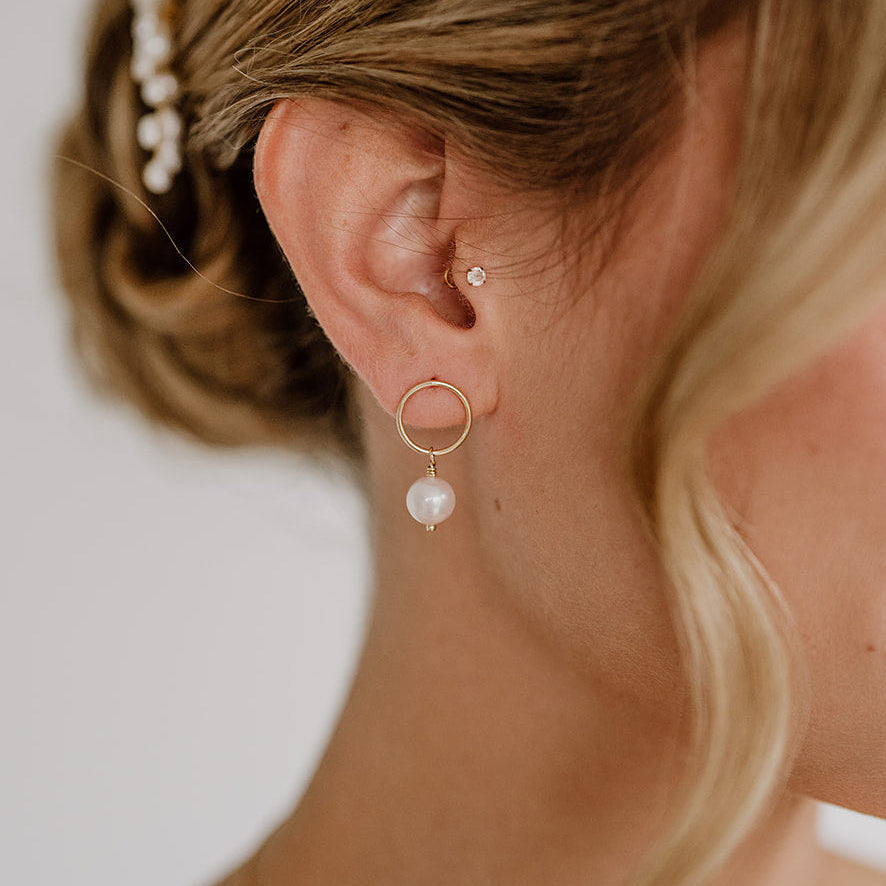 Brautohrringe Toni aus 925 Sterlingsilber 18K vergoldet mit echter Süßwasserperle, am Model getragen