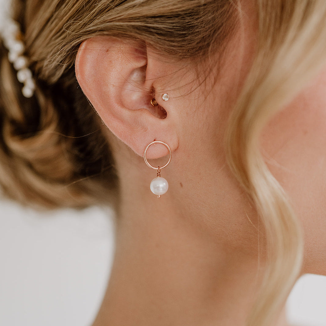 Brautohrringe Toni aus 925 Sterlingsilber 18K rosévergoldet mit echter Süßwasserperle, am Model getragen