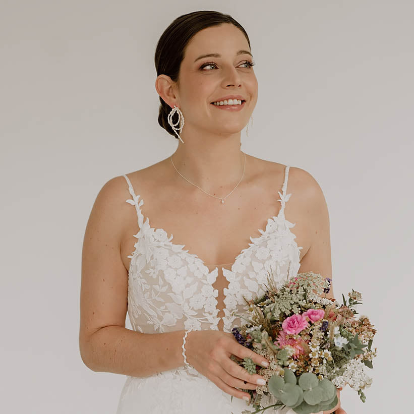 Braut Armreif Belina aus 925 Sterlingsilber mit kleinen Perlen, gewickelt um einen zarten Armreif mit passenden Braut Ohrringe Valentina und Braut Halskette Amelie, am Model getragen