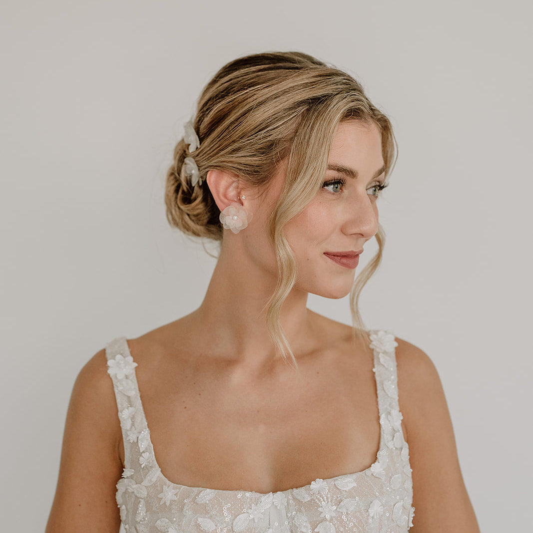 Braut Ohrstecker Carry klein aus 925 Sterlingsilber 18K vergoldet mit weißen Blüten aus biobasiertem, nachhaltigen Material und veganer Perle, am Model getragen
