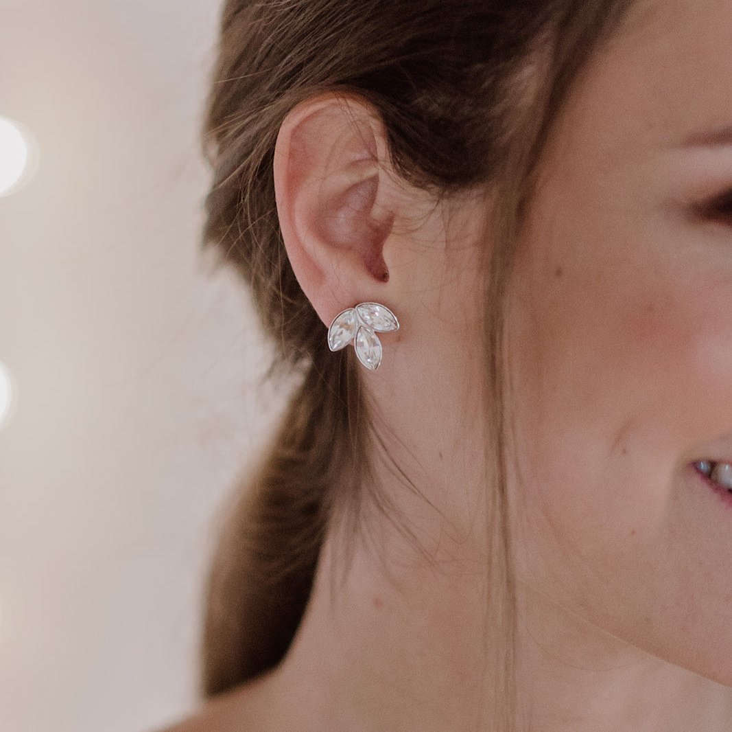 Elegante Brautohrstecker Kate mit funkelnden Kristallen aus 925 Sterlingsilber, am Model getragen