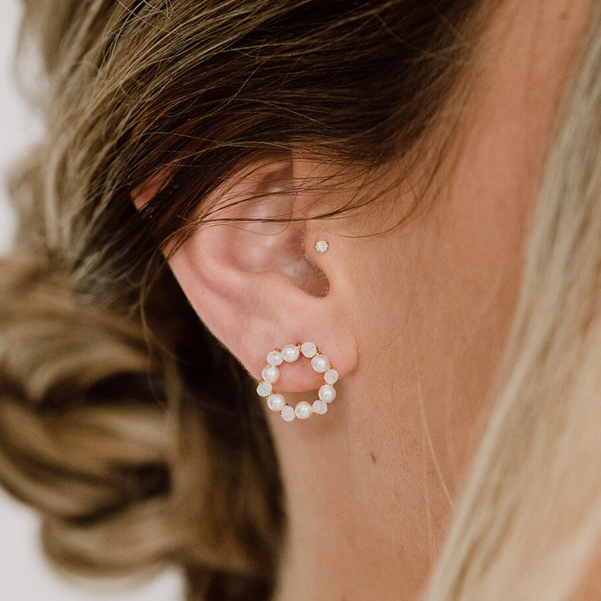 Runde Braut Ohrstecker Mila aus 925 Sterlingsilber 18K vergoldet mit veganen Perlen und white opal Kristallperlen, am Model getragen