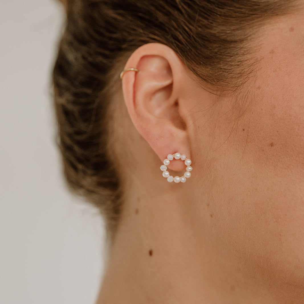 Runde Braut Ohrstecker Mila aus 925 Sterlingsilber 18K vergoldet mit veganen Perlen und white opal Kristallperlen, am Model getragen