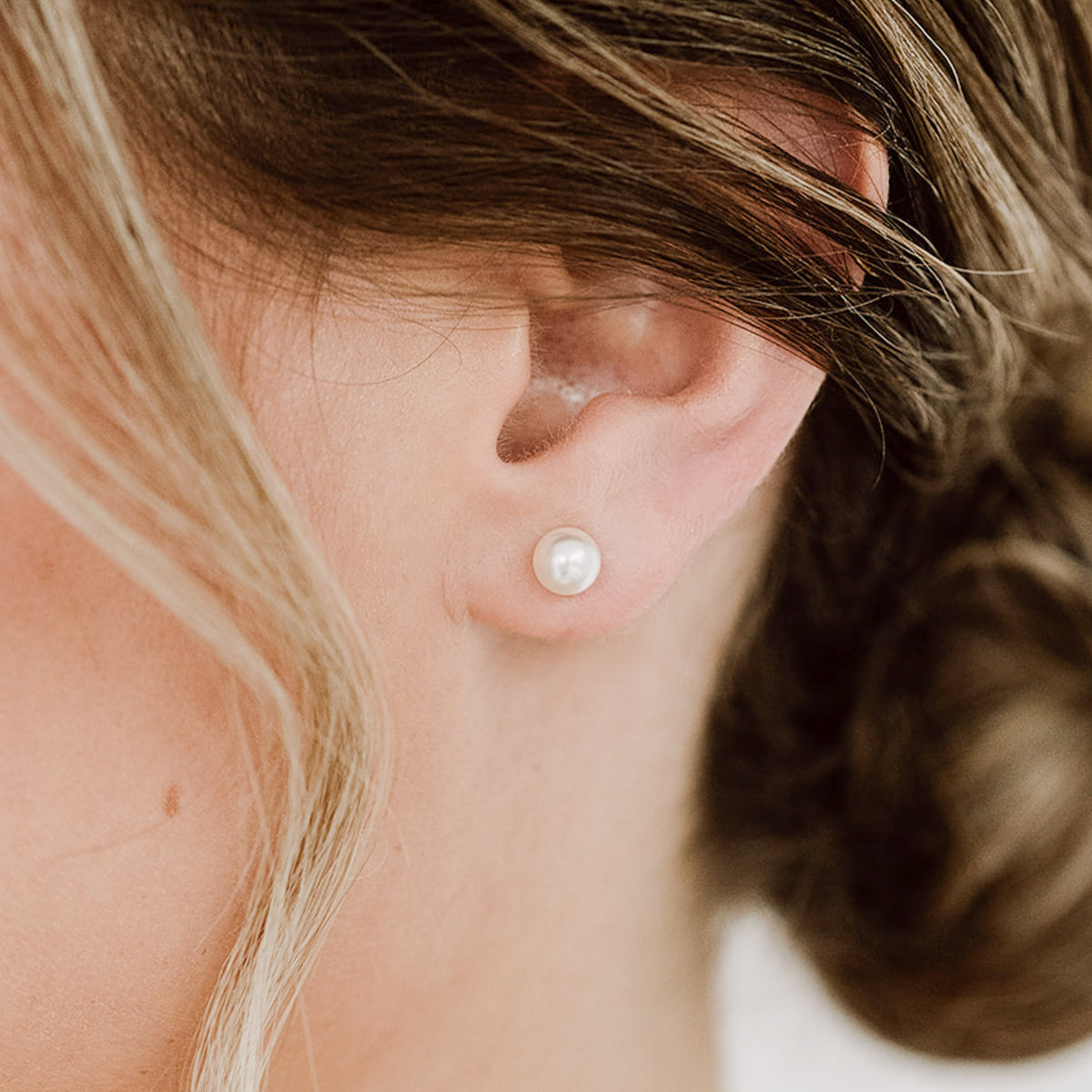 Perlenstecker Perla 6mm aus 925 Sterlingsilber 18K vergoldet mit veganer Perle, Nahaufnahme, getragen am Model