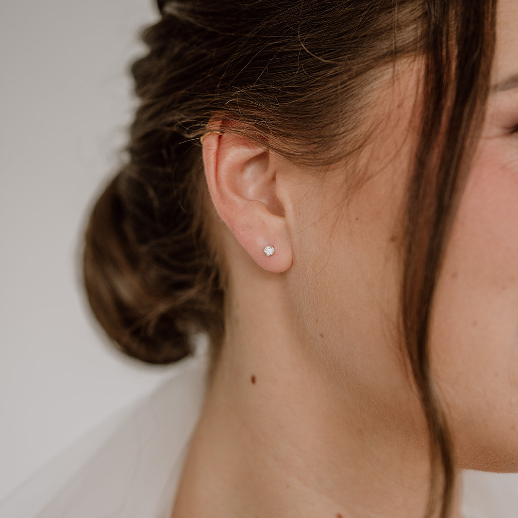 Klassische Brautohrstecker Sanna aus 925 Sterlingsilber mit Zirkonia Kristall, Nahaufnahme, getragen von einem Model