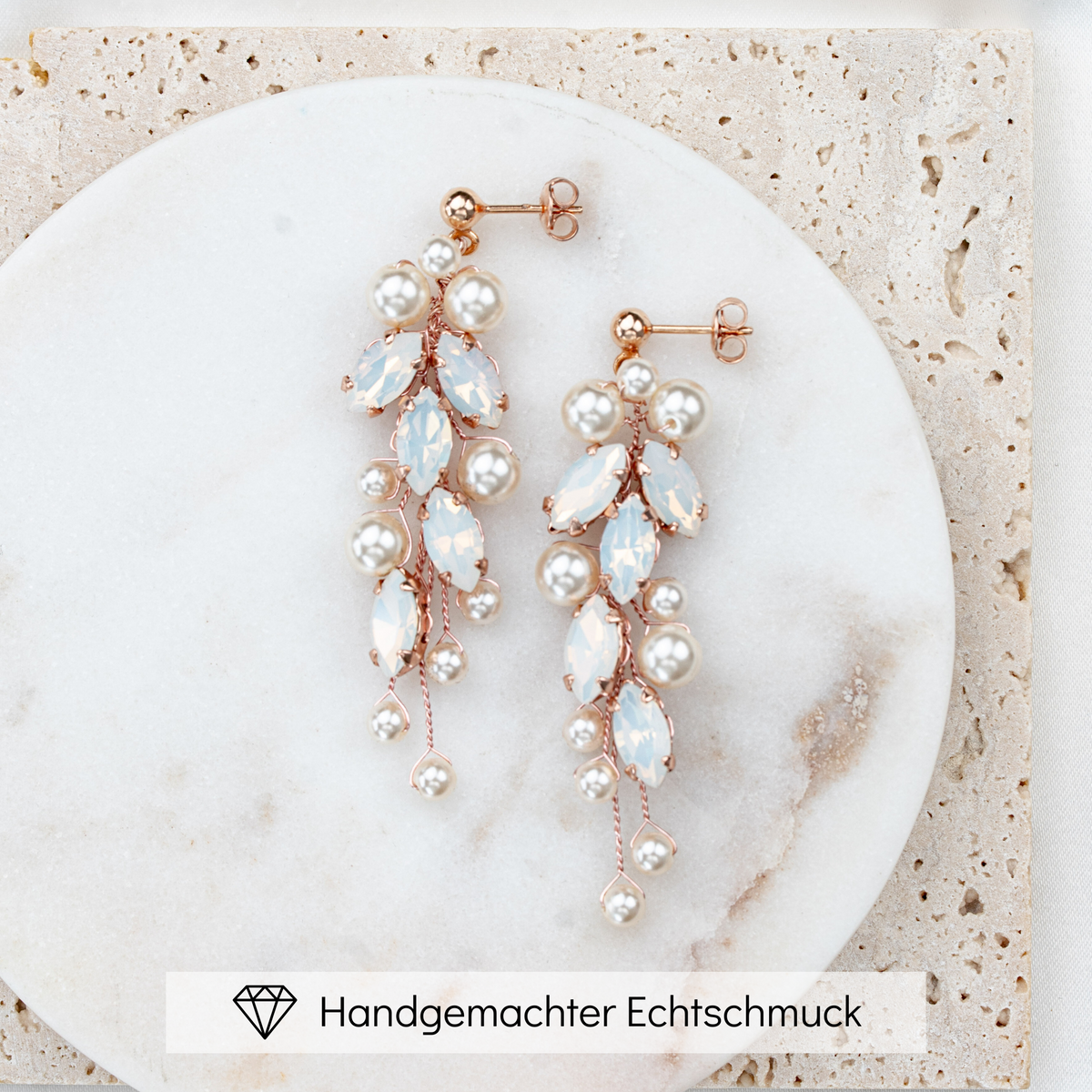 Romantische Brautohrringe Anastasia aus 925 Sterlingsilber 18K rosévergoldet mit veganen Perlen und white opal Kristallen, filigran und zart