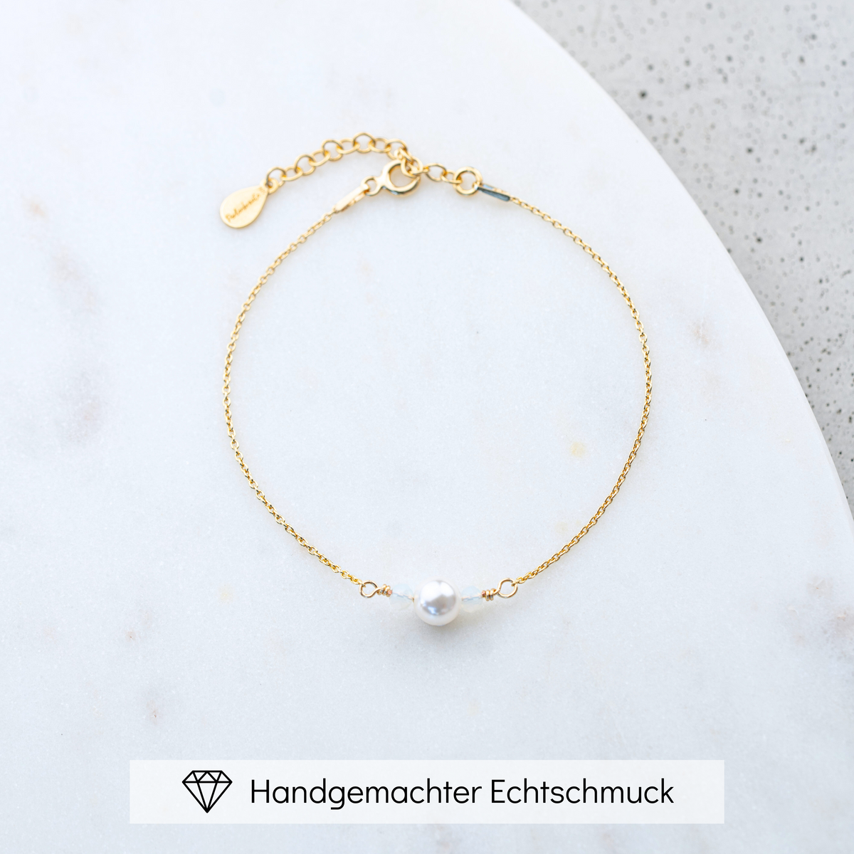 Dezentes Perlenarmband Ari aus 925 Sterlingsilber 18K vergoldet mit veganer Perle und white opal-Kristallperlen, filigran handgefertigt