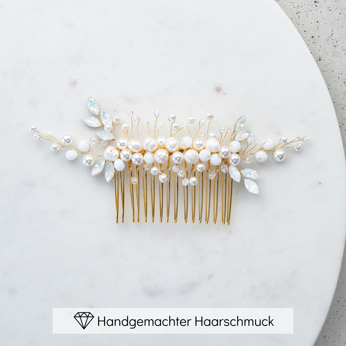 Braut Haarkamm Kris in Gold mit blattförmigen white opal Kristallen, Kristallperlen, veganen Perlen und Süßwasserperlen, handgefertigt