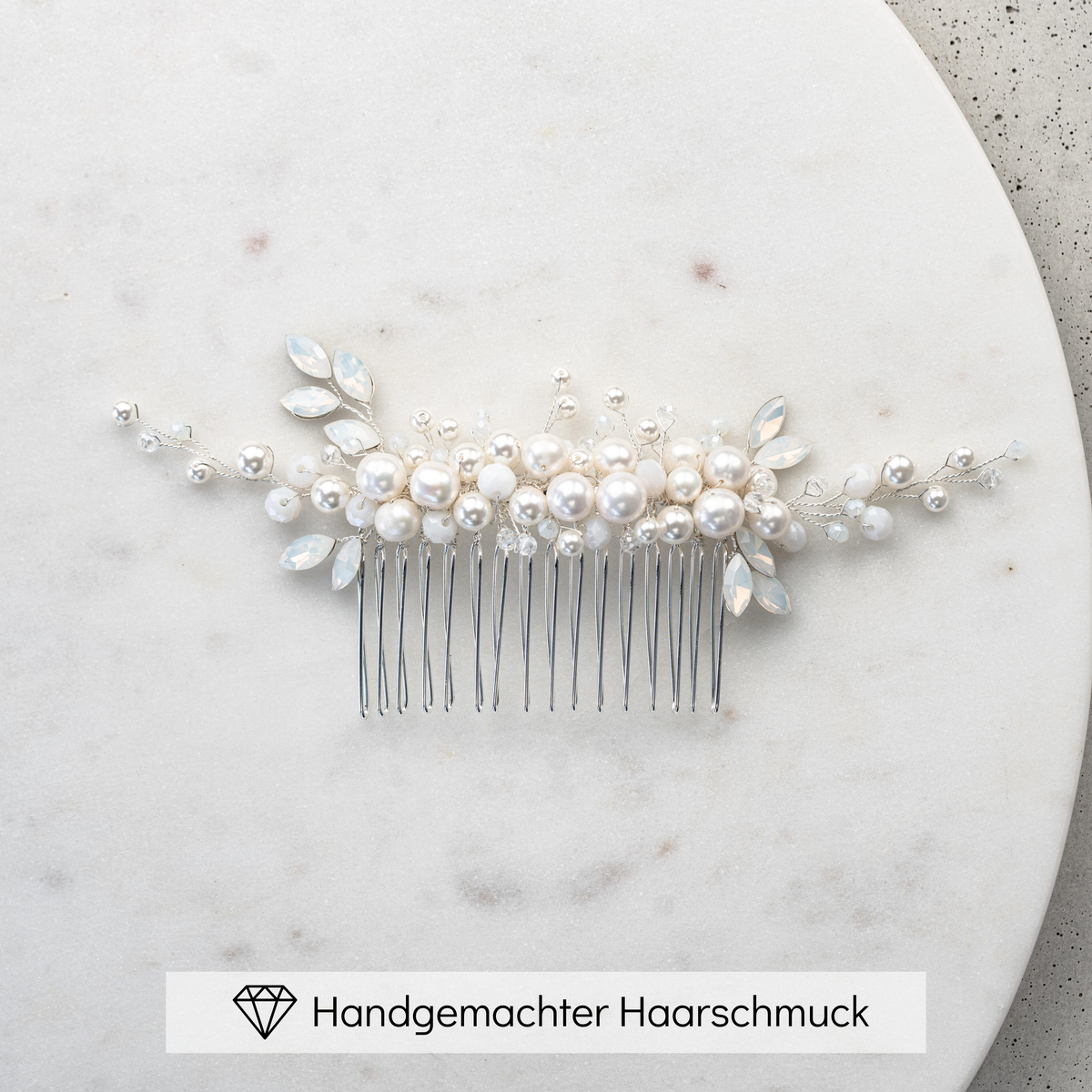 Braut Haarkamm Kris in Silber mit blattförmigen white opal Kristallen, Kristallperlen, veganen Perlen und Süßwasserperlen, handgefertigt