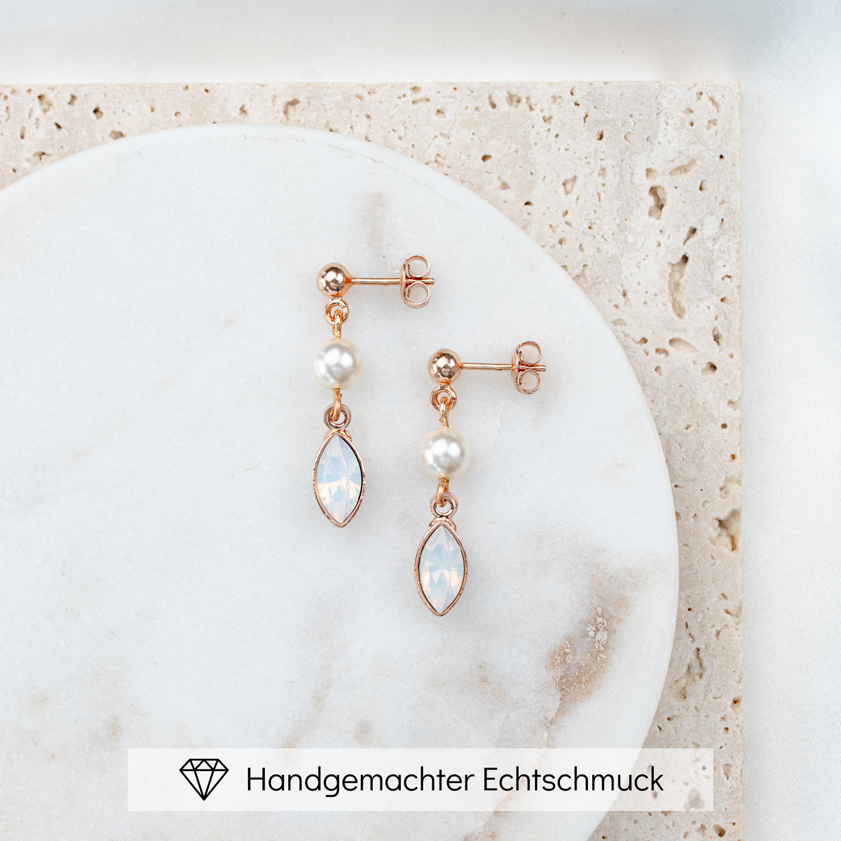 Romantische hängende Brautohrringe Kylie aus 925 Sterlingsilber 18K rosévergoldet mit veganer Perle und white opal Kristall, filigran und zart