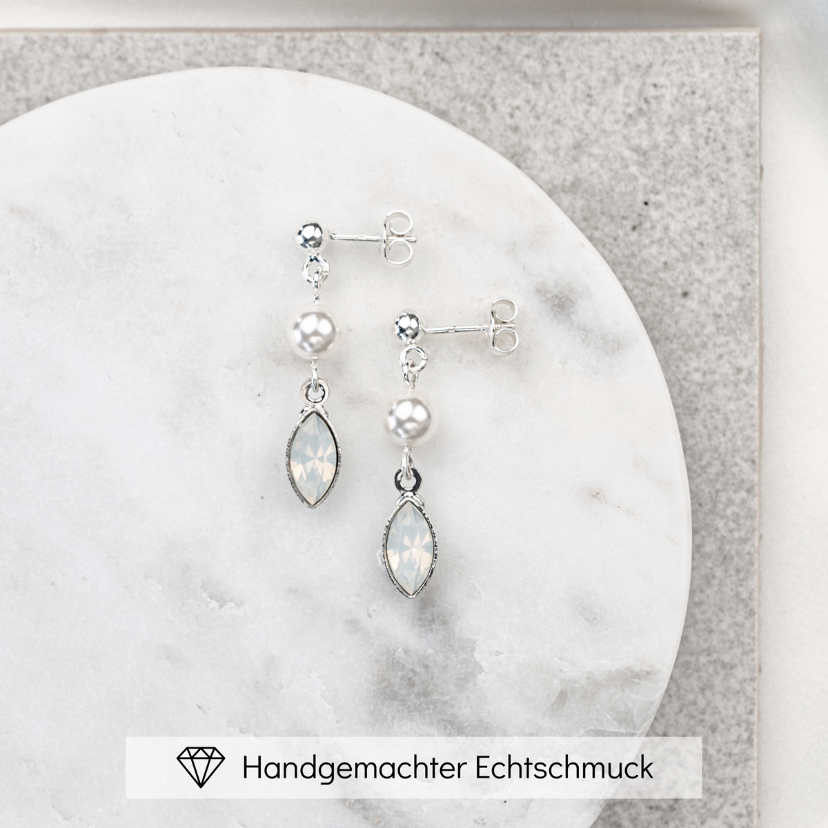 Dezente hängende Brautohrringe Kylie aus 925 Sterlingsilber mit veganer Perle und white opal Kristall, zeitlos und handgefertigt