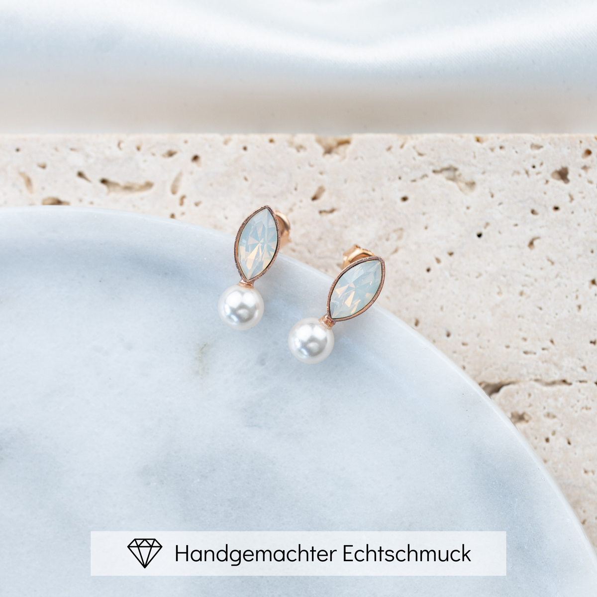 Braut Ohrstecker Kylie aus 925 Sterlingsilber 18K rosévergoldet mit Perle und white opal Kristall, handgefertigt