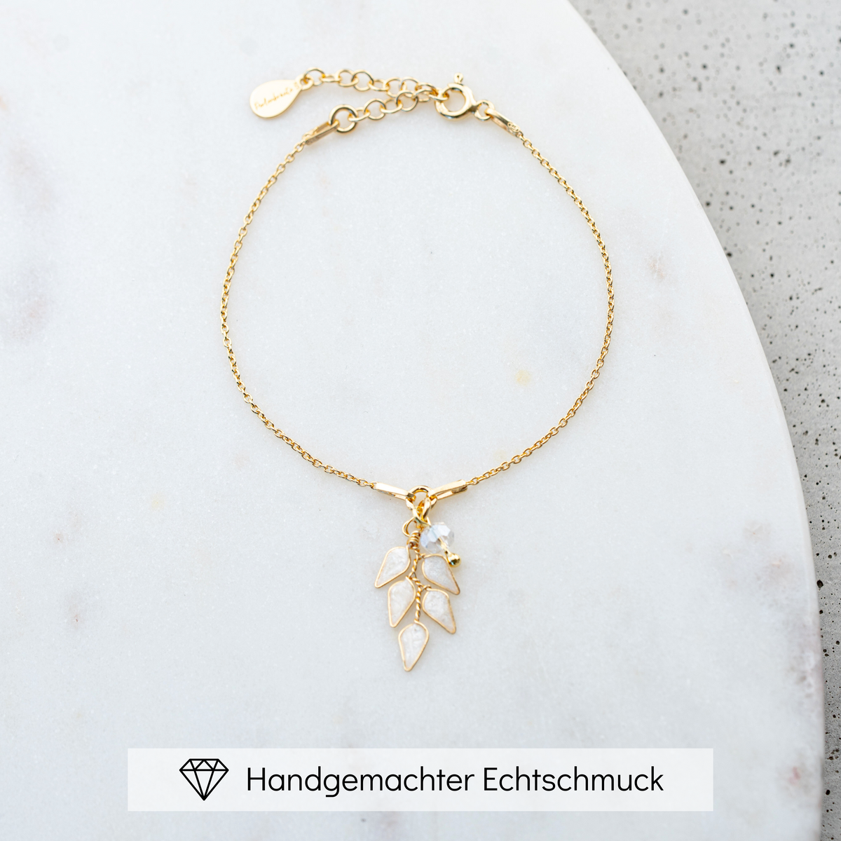 Brautarmband ohne Perlen Lana aus 925 Sterlingsilber 18K vergoldet – ivoryfarbener Blattanhänger mit Kristallperle, 16-19cm, handgefertigt