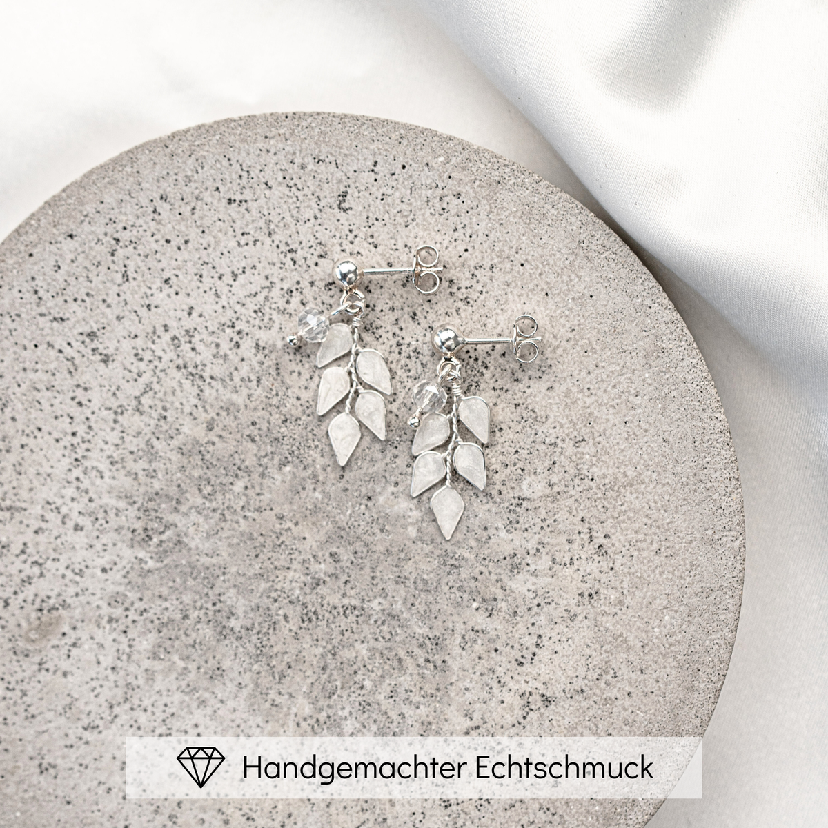 Zarte Brautohrringe Lana klein aus 925 Sterlingsilber mit hängenden ivoryfarbenen Blattanhängern, filigran und zeitlos
