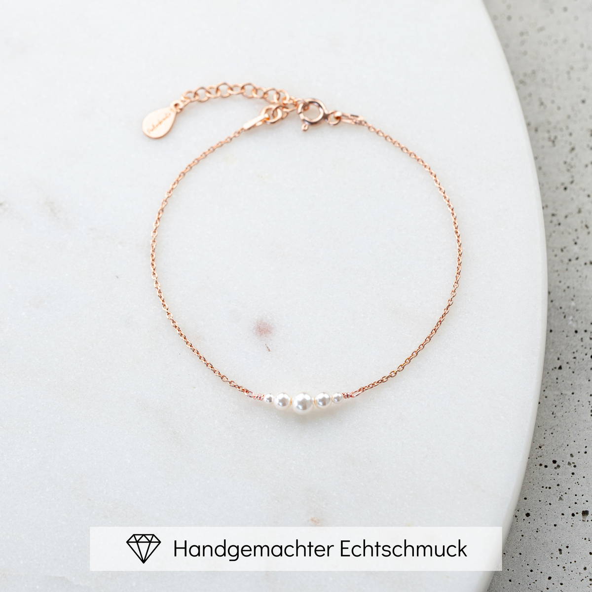Brautarmband Mariella aus 925 Sterlingsilber 18K rosévergoldet mit kleinen veganen Perlen, am Model getragen in Nahaufnahme