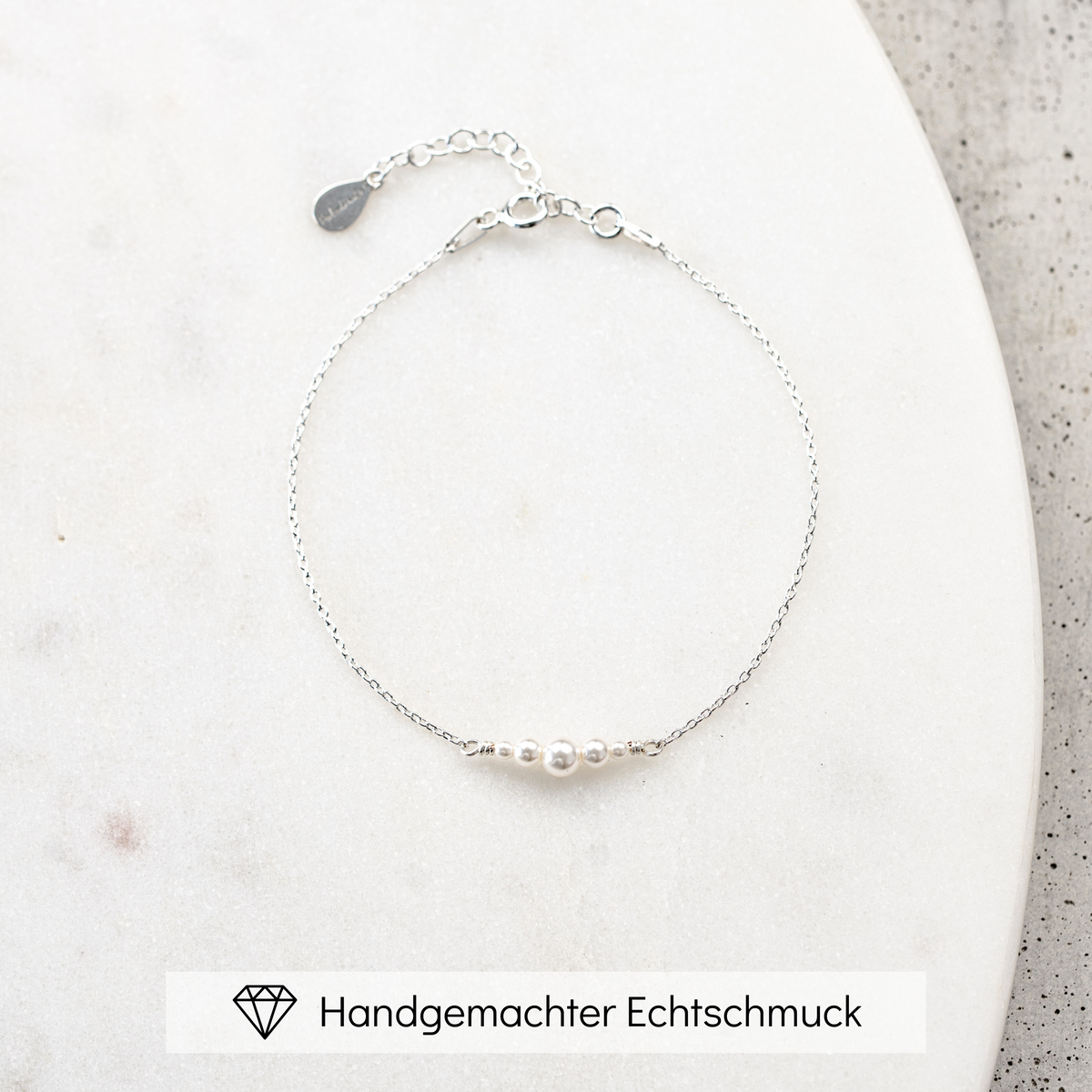 Brautarmband Mariella aus 925 Sterlingsilber mit kleinen veganen Perlen, am Model getragen in Nahaufnahme