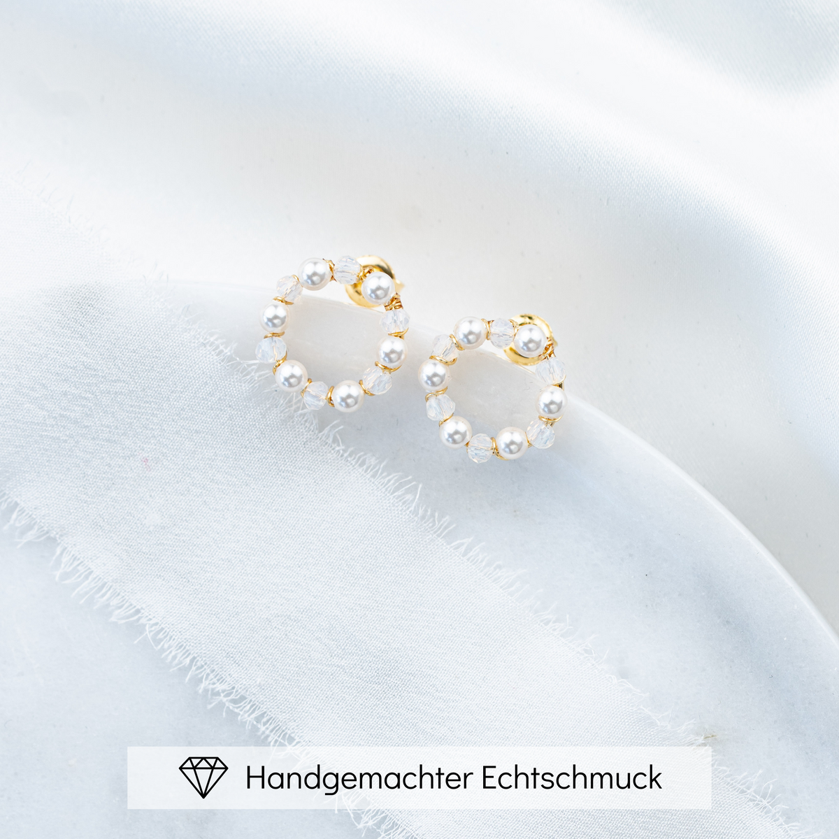 Runde Braut Ohrstecker Mila aus 925 Sterlingsilber 18K vergoldet mit veganen Perlen und white opal Kristallperlen, handgefertigt