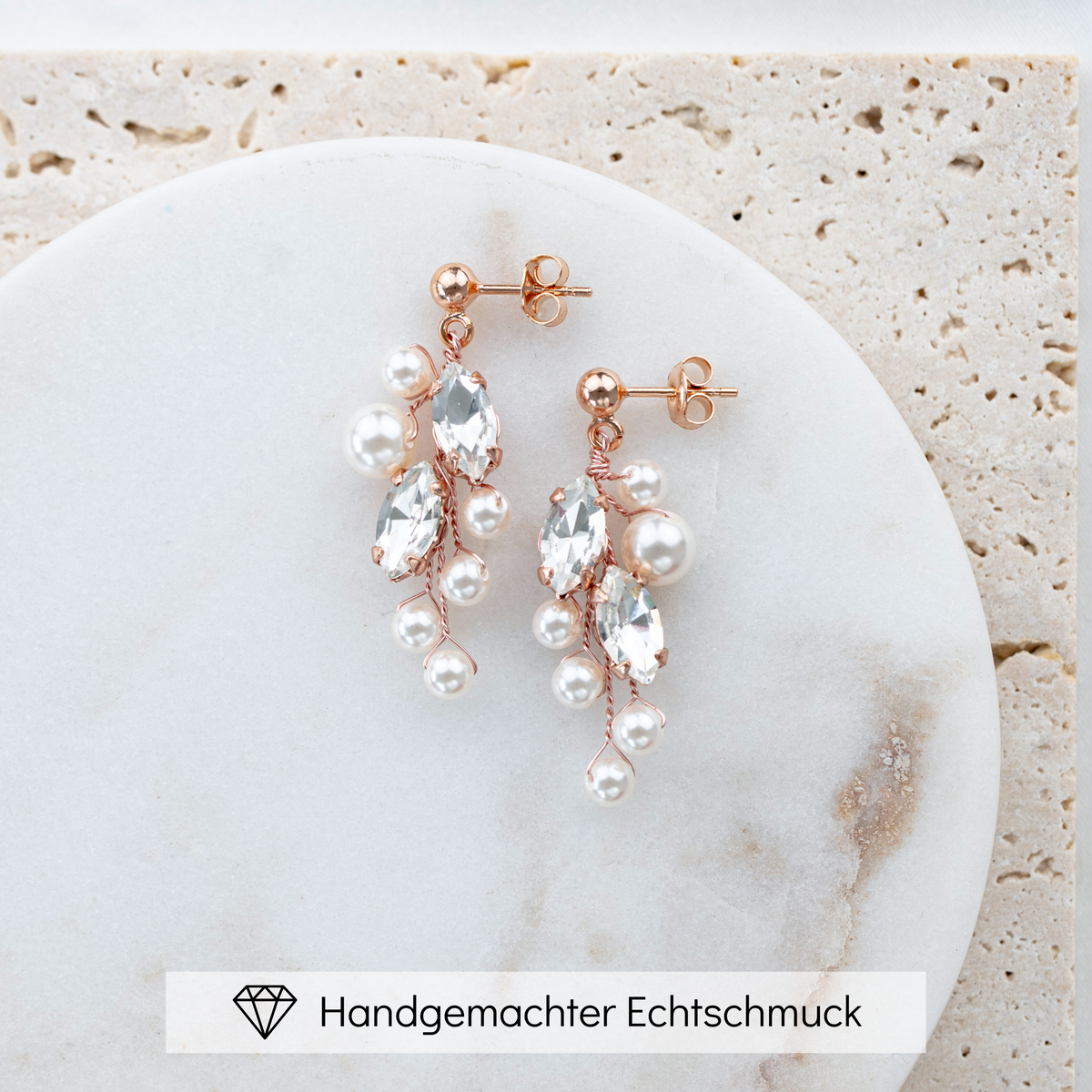 Ohrringe Ana 925 Sterlingsilber 18K rosévergoldet mit veganen Perlen und funkelnden Kristallen, handgefertigt